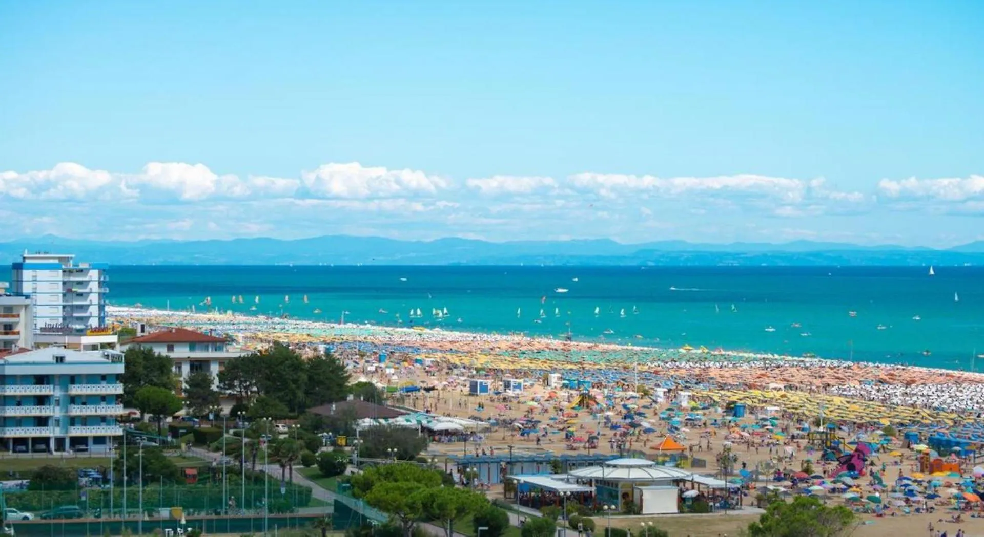 Colorful Suite Overlooking The Sea Bibione Apartment